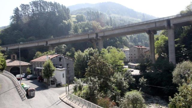 El puente de la autopista domina el acceso al barrio de Murrategi / N.G. El puente de la autopista domina el acceso al barrio de Murrategi