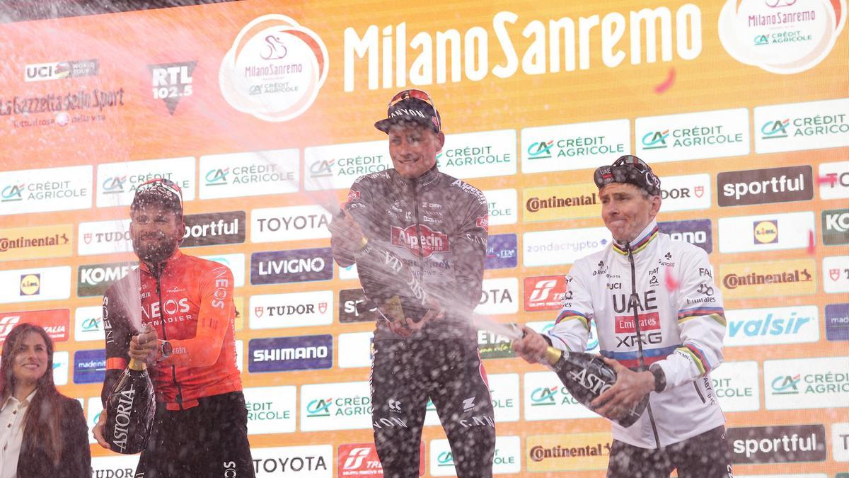 Podio final, con Ganna, segundo, Van der Poel, vencedor, y Pogacar, tercero.