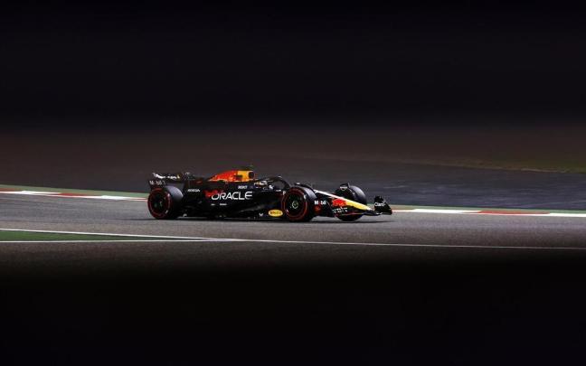 Max Verstappen (Red Bull) durante la sesión de entrenamientos en el Gran Premio de Baréin. / EFE Max Verstappen (Red Bull) durante la sesión de entrenamientos en el Gran Premio de Baréin.
