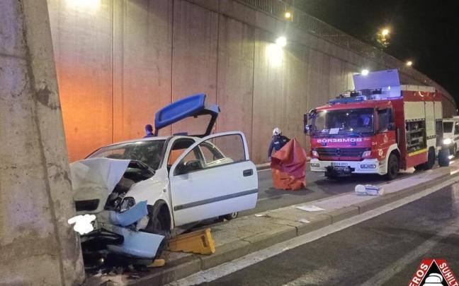 Una persona ha quedado atrapada en el vehículo empotrado contra un pilar y ha sido rescatada por los bomberos. Foto: Bomberos Vitoria-Gasteiz Una persona ha quedado atrapada en el vehículo empotrado contra un pilar y ha sido rescatada por los bomberos. Foto: Bomberos Vitoria-Gasteiz