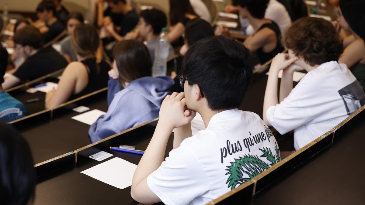 Estudiantes esperan para comenzar un examen de la Selectividad.