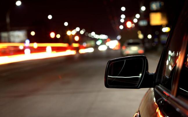 Un vehículo aparcado de noche. / Freepik Un vehículo aparcado de noche.