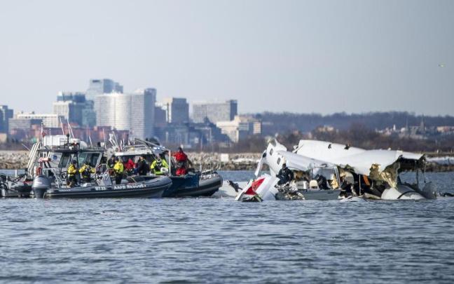 Los equipos de rescate recuperan restos del fuselaje del avión accidentado en Washington. / EFE Los equipos de rescate recuperan restos del fuselaje del avión accidentado en Washington.