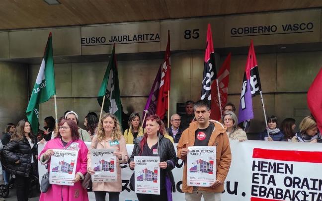 Concentración de los sindicatos Steilas, LAB, ELA y CCOO en el registro de nuevas huelgas de la educación pública para el mes de mayo. / EP Concentración de los sindicatos Steilas, LAB, ELA y CCOO en el registro de nuevas huelgas de la educación pública para el mes de mayo.