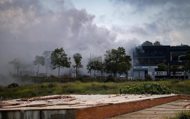 La nube tóxica provocada por el incendio del sábado en Vilanova i la Geltrú (Barcelona). / EP La nube tóxica provocada por el incendio del sábado en Vilanova i la Geltrú (Barcelona).