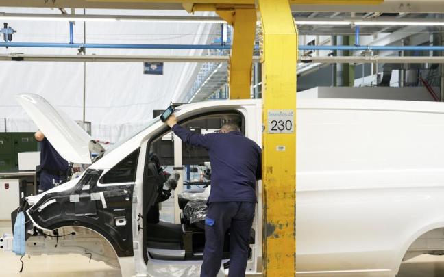Un trabajador en la cadena de montaje de la furgonetas Vito y Viano en la fábrica de Mercedes Benz en Gasteiz. / EFE Un trabajador en la cadena de montaje de la furgonetas Vito y Viano en la fábrica de Mercedes Benz en Gasteiz.