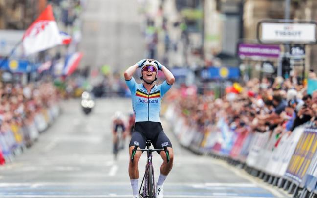 Lotte Kopecky festeja la victoria en el Mundial de ruta femenino. Lotte Kopecky festeja la victoria en el Mundial de ruta femenino.