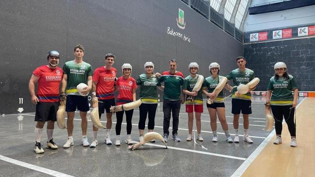 Algunos de los pelotaris preseleccionados posan junto a Ander Bilbao, seleccionador de Euskadi. Algunos de los pelotaris preseleccionados posan junto a Ander Bilbao, seleccionador de Euskadi.