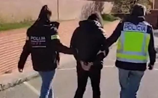 Dos agentes con el detenido. / @mossos Dos agentes con el detenido.