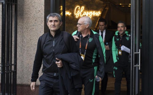 Ernesto Valverde en el momento de abandonar ayer el hotel con rumbo a Ibrox. / ATHLETIC CLUB Ernesto Valverde en el momento de abandonar ayer el hotel con rumbo a Ibrox. / ATHLETIC CLUB