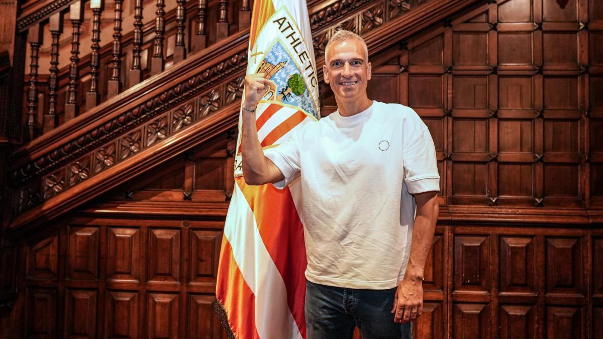 Javi Lerga posa en Ibaigane como nuevo técnico del Athletic / Athletic Club
