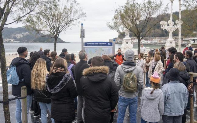 Un grupo de turistas escuchan las explicaciones del guía en el paseo de La Concha / Ruben Plaza Un grupo de turistas escuchan las explicaciones del guía en el paseo de La Concha / Ruben Plaza