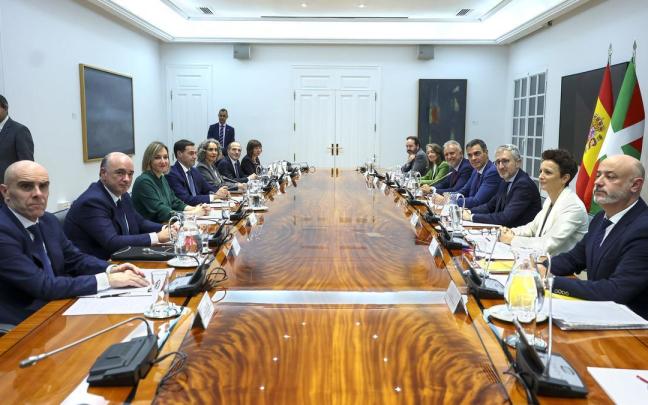 La Comisión Permanente que se ha citado en La Moncloa con la presidencia de Pradales y Sánchez / Efe La Comisión Permanente que se ha citado en La Moncloa con la presidencia de Pradales y Sánchez
