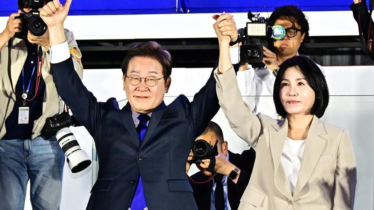 El nuevo presidente de Corea del Sur, Lee Jae Myung, celebra su victoria en las elecciones.