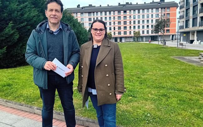 El alcalde de Basauri y la concejala de Educación junto al terreno de Ariz donde se levantará la haurreskola / Susana Martín El alcalde de Basauri y la concejala de Educación junto al terreno de Ariz donde se levantará la haurreskola