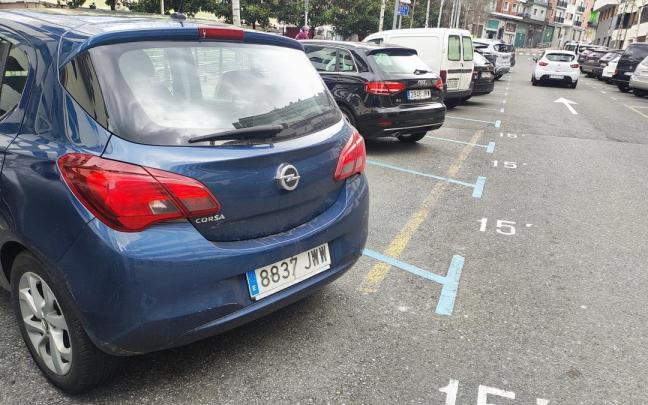 Las primeras plazas de aparcamiento de la calle Uparitzaga y las de la rotonda del Txarriduna tienen el estacionamiento limitado a 15 minutos / Aitor Las primeras plazas de aparcamiento de la calle Uparitzaga y las de la rotonda del Txarriduna tienen el estacionamiento limitado a 15 minutos