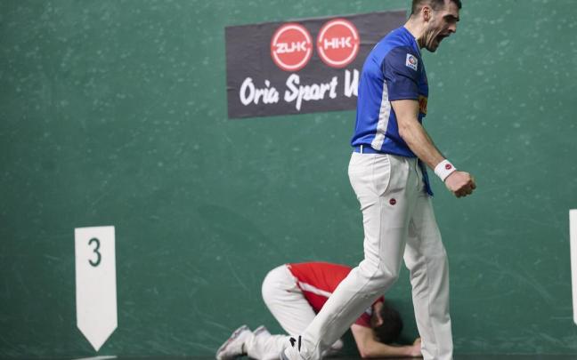 Ezkurdia-Rezusta ganan a Altuna III-Aranguren en Iruñea en la décima jornada del Campeonato de Parejas. / Iñaki Porto Ezkurdia-Rezusta ganan a Altuna III-Aranguren en Iruñea en la décima jornada del Campeonato de Parejas.