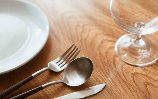 Cubiertos encima de la mesa de madera / Freepik Cubiertos encima de la mesa de madera