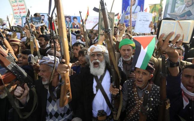 Seguidores hutíes protestan contra Estados Unidos e Israel en Saná, Yemen. / EFE Seguidores hutíes protestan contra Estados Unidos e Israel en Saná, Yemen.