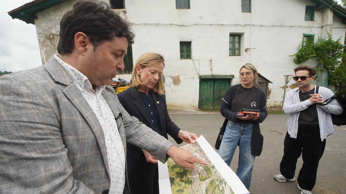 Xabier Txurruka y Eider Mendoza observando el plano de la nueva variante de Zarautz.