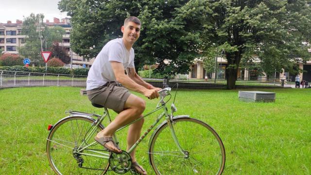 Imanol Arizmendi, con la bicicleta con la que se desenvuelve por las calles de Azpeitia. / AITOR Imanol Arizmendi, con la bicicleta con la que se desenvuelve por las calles de Azpeitia.