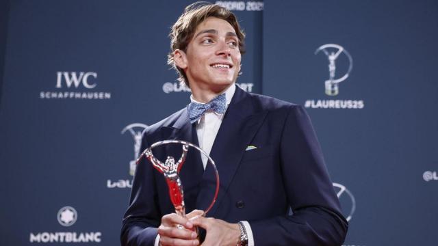 Duplantis recibe el premio Laureus. / EFE Duplantis recibe el premio Laureus.
