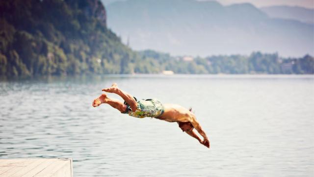 Hombre lanzándose de cabeza al agua Hombre lanzándose de cabeza al agua