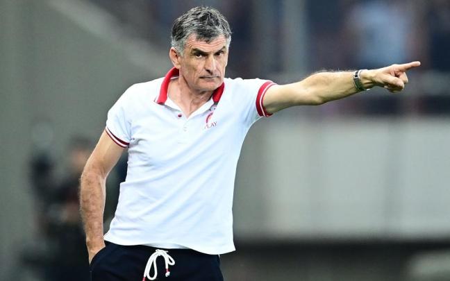 José Luis Mendilibar da órdenes durante un partido del Olympiacos. Foto: OLYMPIACOS F. C. José Luis Mendilibar da órdenes durante un partido del Olympiacos. Foto: OLYMPIACOS F. C.