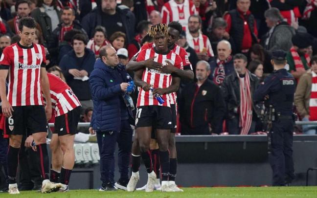 Iñaki Williams consuela a su hermano pequeño, Nico, tras las ocasiones erradas por este. Iñaki Williams consuela a su hermano pequeño, Nico, tras las ocasiones erradas por este.