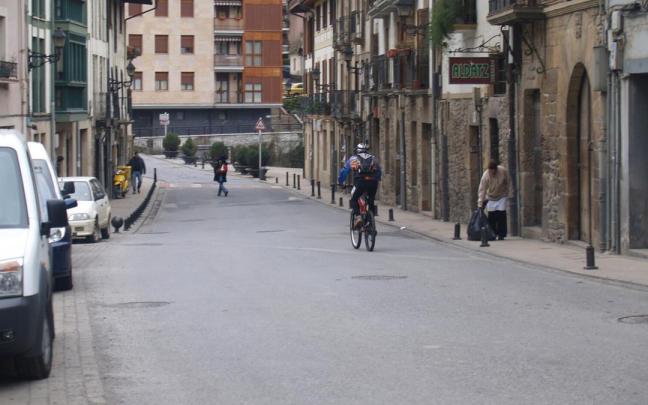 Un ciclista atraviesa la calle Aranburuzabala. / A.D. Un ciclista atraviesa la calle Aranburuzabala.