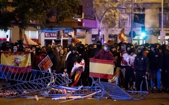 Los concentrados han mostrado símbolos franquistas y han cantado el 'Cara al sol' Los concentrados han mostrado símbolos franquistas y han cantado el 'Cara al sol'