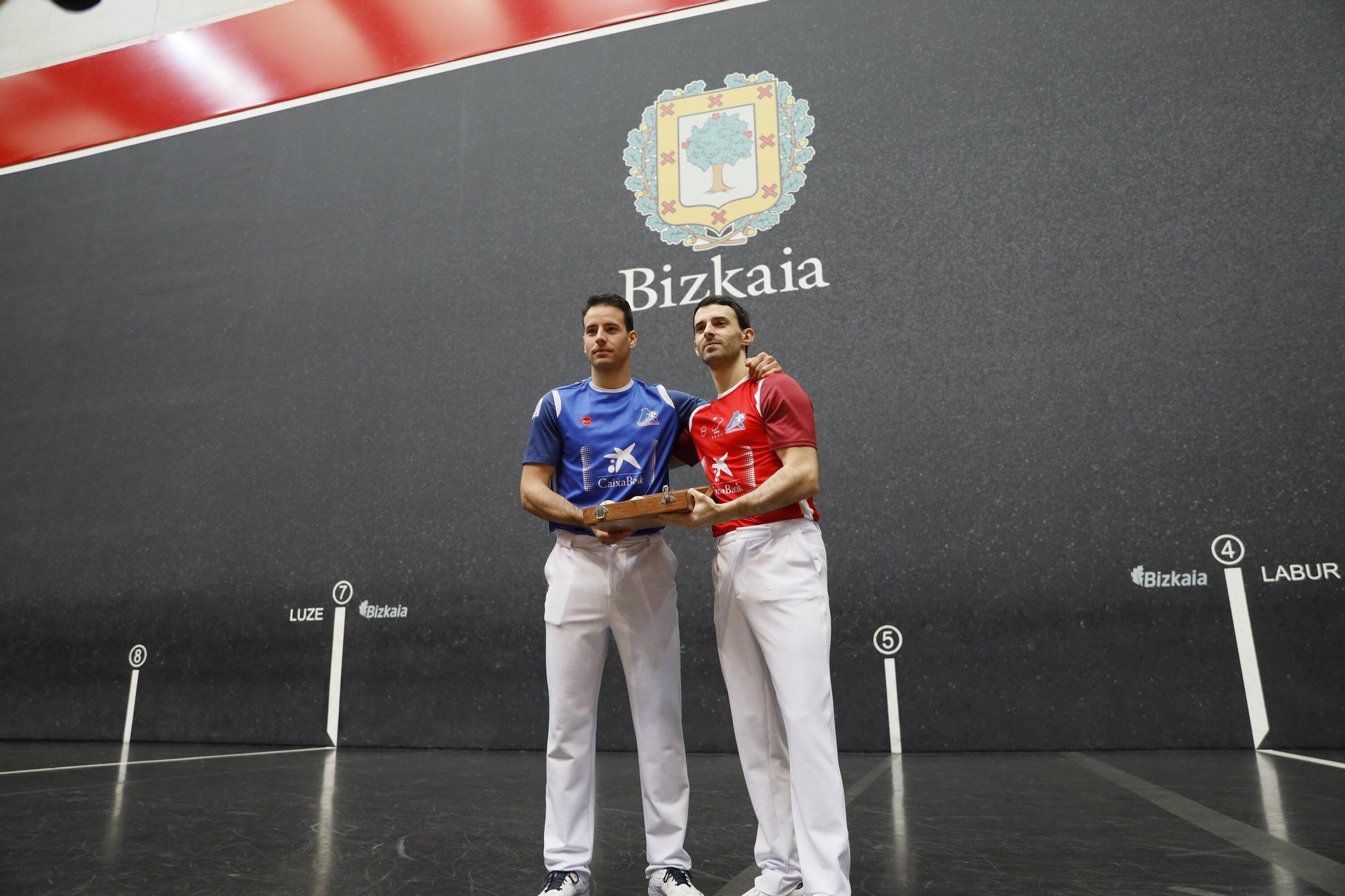 Jokin Altuna y Darío Gómez eligen material en el frontón Bizkaia de Bilbao para el duelo de cuartos de final del Manomanista.