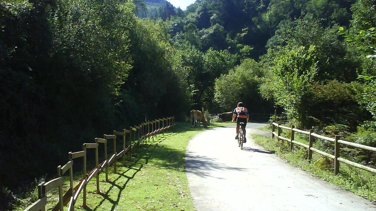 Vistas de la Vía Verde de los Montes de Hierro.