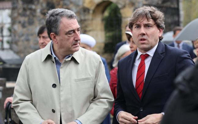 El presidente del EBB del PNV, Aitor Esteban, con el secretario general del PSE, Eneko Andueza / Efe El presidente del EBB del PNV, Aitor Esteban, con el secretario general del PSE, Eneko Andueza
