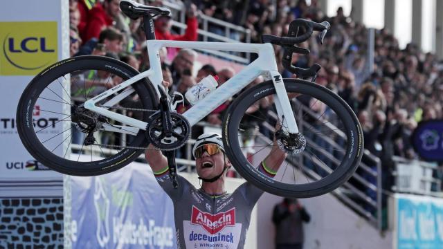 Mathieu van der Poel celebra la victoria de su tercera París-Roubaix / Efe Mathieu van der Poel celebra la victoria de su tercera París-Roubaix