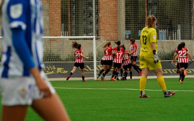 Las jugadoras del Athletic celebran uno de los goles frente al Sporting de Huelva. Las jugadoras del Athletic celebran uno de los goles frente al Sporting de Huelva.