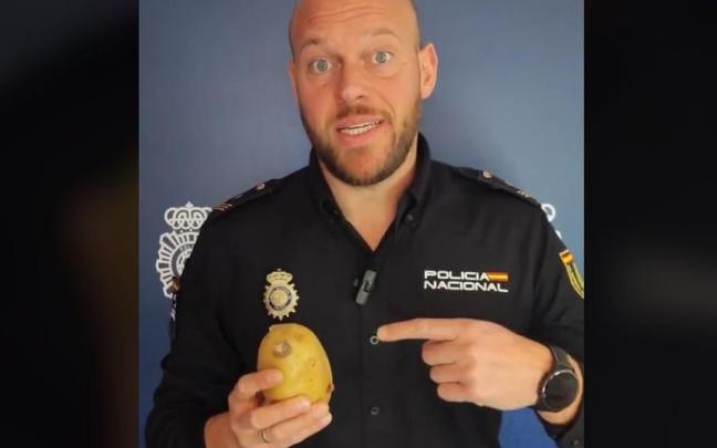 Un policía sostiene una patata. / TikTok (@policia) Un policía sostiene una patata.