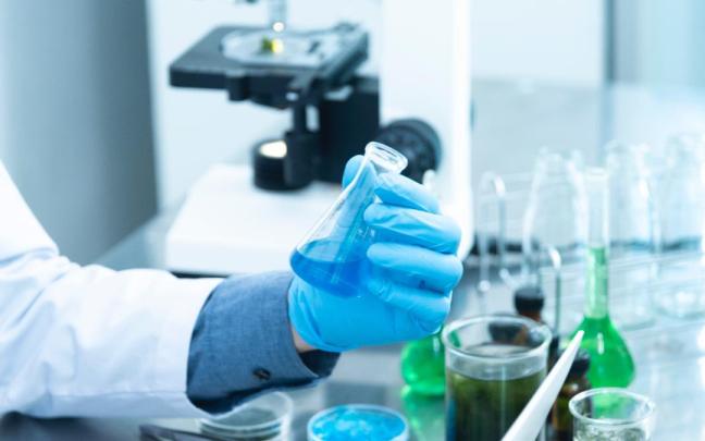 Un investigador manipula una muestra un laboratorio. / E.P. Un investigador manipula una muestra un laboratorio.