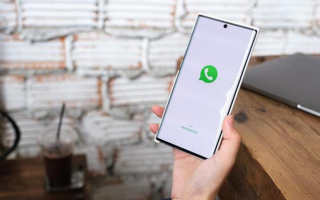 Un usuario abre la app de WhatsApp en su móvil. / Freepik Un usuario abre la app de WhatsApp en su móvil.