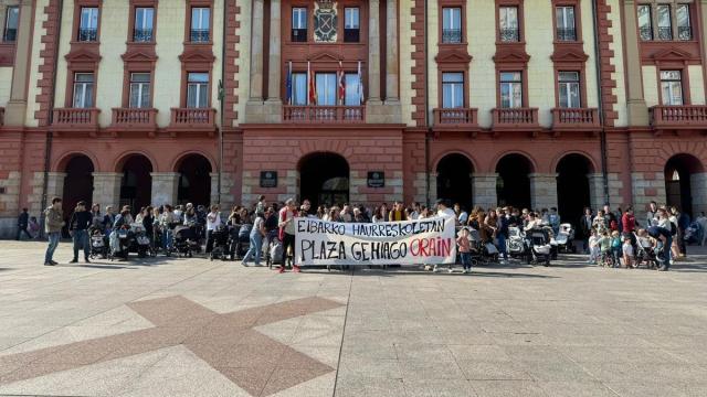 Decenas de personas se concentraron frente a la casa consistorial la tarde del jueves, en protesta por la falta de plazas en las haurreskolas de la villa armera / N.G. Decenas de personas se concentraron frente a la casa consistorial la tarde del jueves, en protesta por la falta de plazas en las haurreskolas de la villa armera