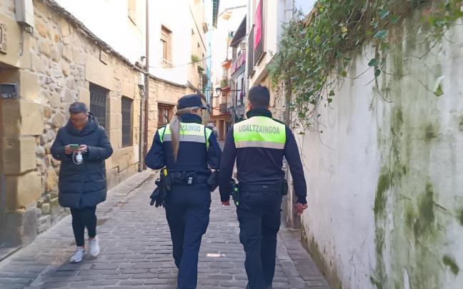 Agentes de la Policía Municipal en la calle Donibane / N.G. Agentes de la Policía Municipal en la calle Donibane