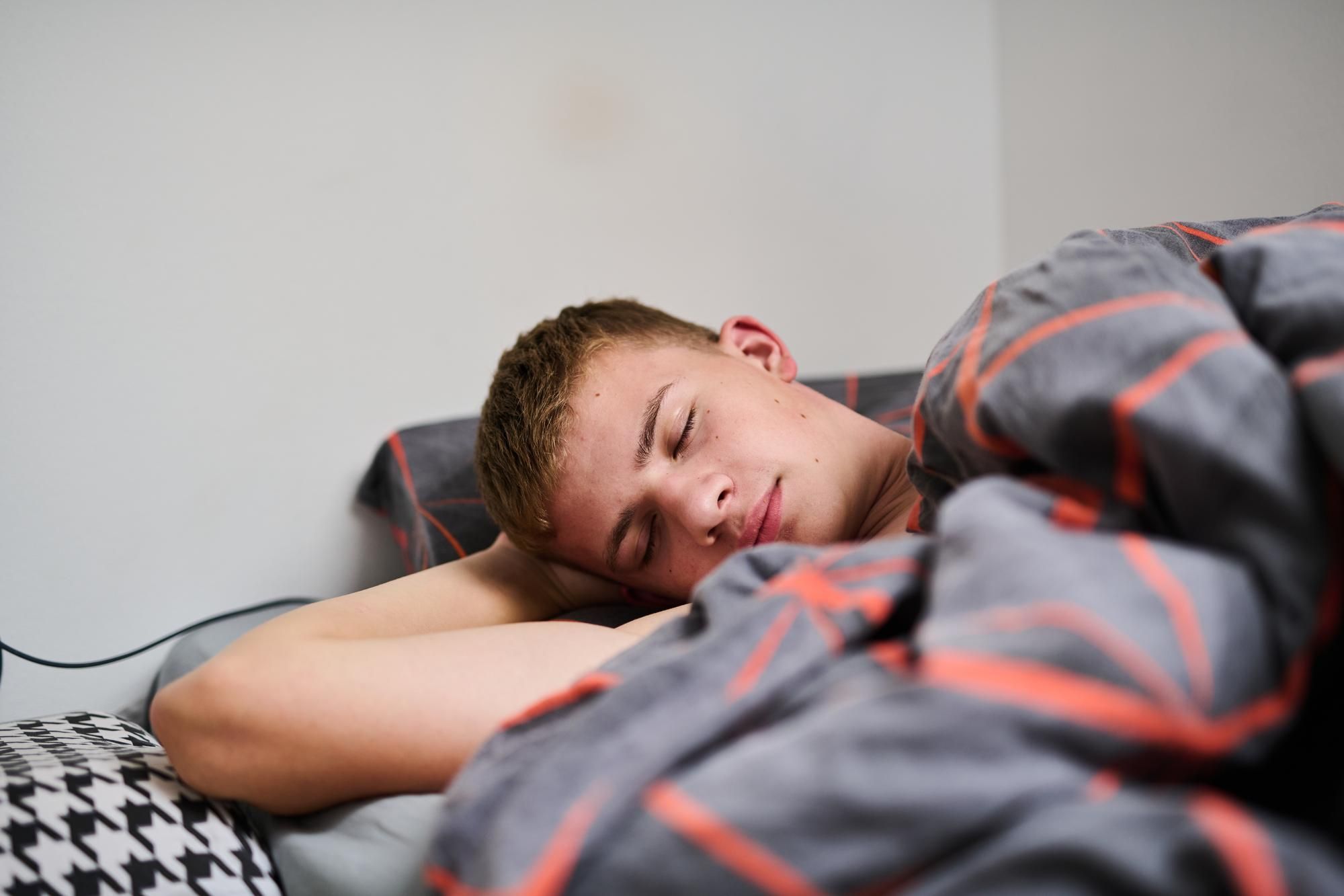 Dormir bien es esencial para rendir al máximo en los estudios.