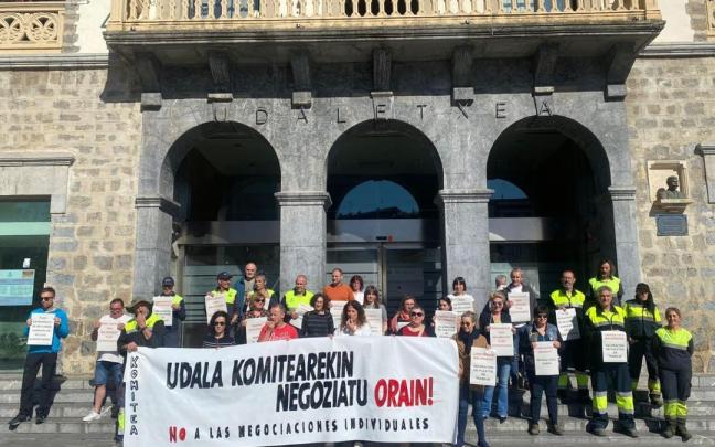 Plantilla municipal Amurrio en una de sus concentraciones de los viernes / Cedida Plantilla municipal Amurrio en una de sus concentraciones de los viernes