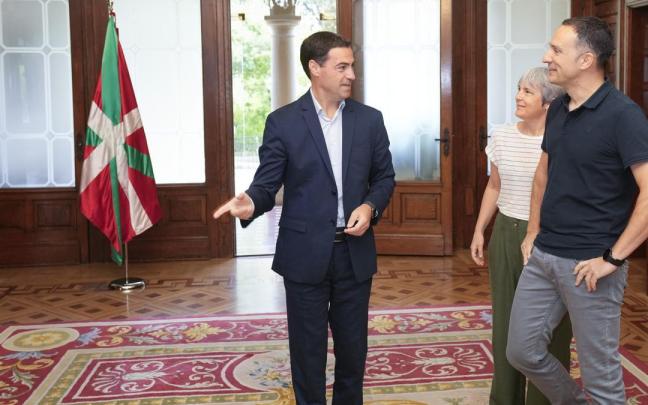 El lehendakari, Imanol Pradales, con el secretario general de ELA, Mitxel Lakuntza, y la secretaria adjunta, Amaia Muñoa / Efe El lehendakari, Imanol Pradales, con el secretario general de ELA, Mitxel Lakuntza, y la secretaria adjunta, Amaia Muñoa