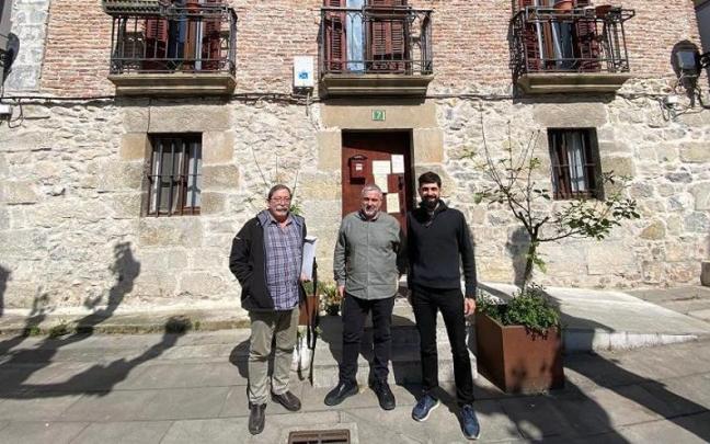 Los agentes del acuerdo, junto a la casa cural / N.G. Los agentes del acuerdo, junto a la casa cural