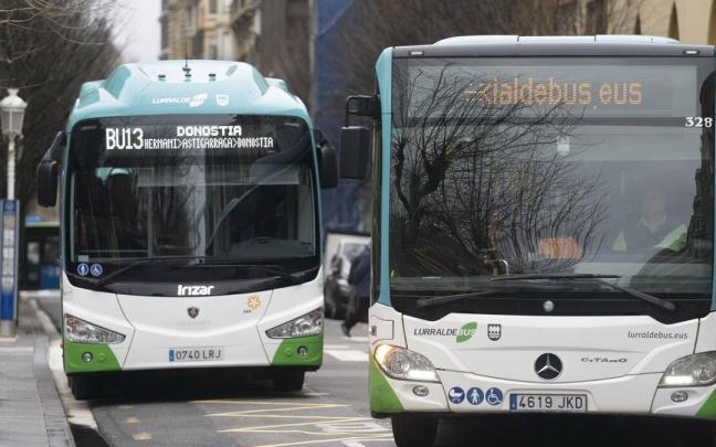 Dos autobuses de Lurraldebus / RUBEN PLAZA Dos autobuses de Lurraldebus / RUBEN PLAZA