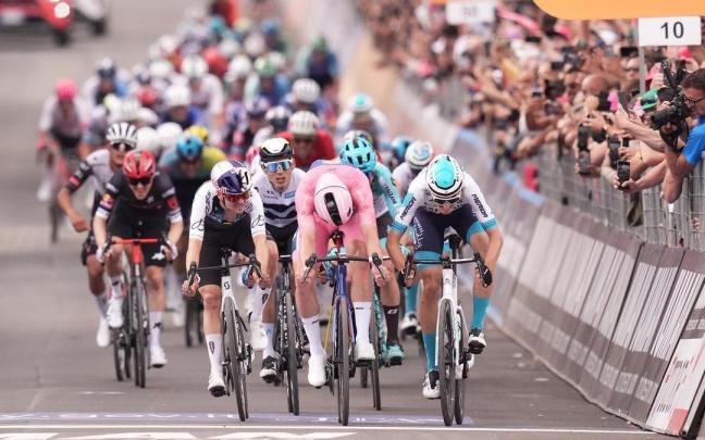 Pedersen se impone a Zanbanini y Pidcock en Matera. / Giro de Italia Pedersen se impone a Zanbanini y Pidcock en Matera.