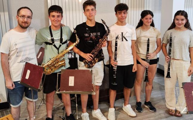 Gaizka Urzelai, Ekain Irizar, Beñat Legorburu, Aratz De Manueles, Uxue Vivas eta Oihana Bolinaga debutarán este domingo en la banda. / Bergarako Musika Banda. Gaizka Urzelai, Ekain Irizar, Beñat Legorburu, Aratz De Manueles, Uxue Vivas eta Oihana Bolinaga debutarán este domingo en la banda.