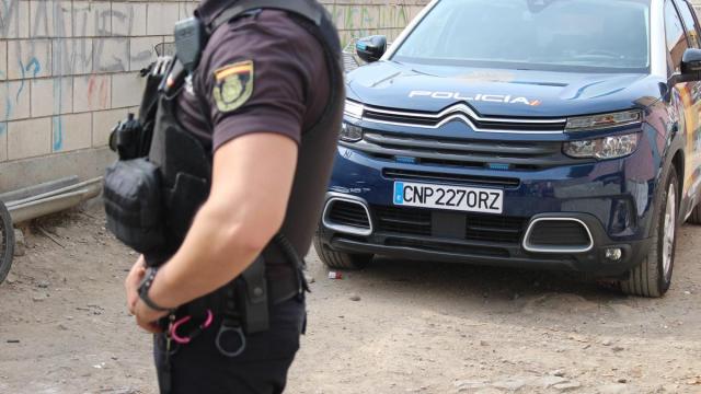 Imagen de un agente y un coche de la Policía Nacional / EP Imagen de un agente y un coche de la Policía Nacional