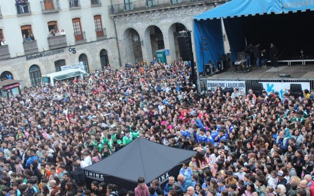 Una abarrotada plaza San Martín en el inicio de las fiestas de 2024. / Anabel Dominguez. Una abarrotada plaza San Martín en el inicio de las fiestas de 2024.